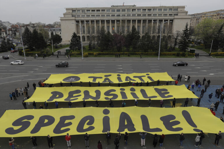 Protest în Piaţa Victoriei: „Vrem drepturi egale, fără pensii speciale!”