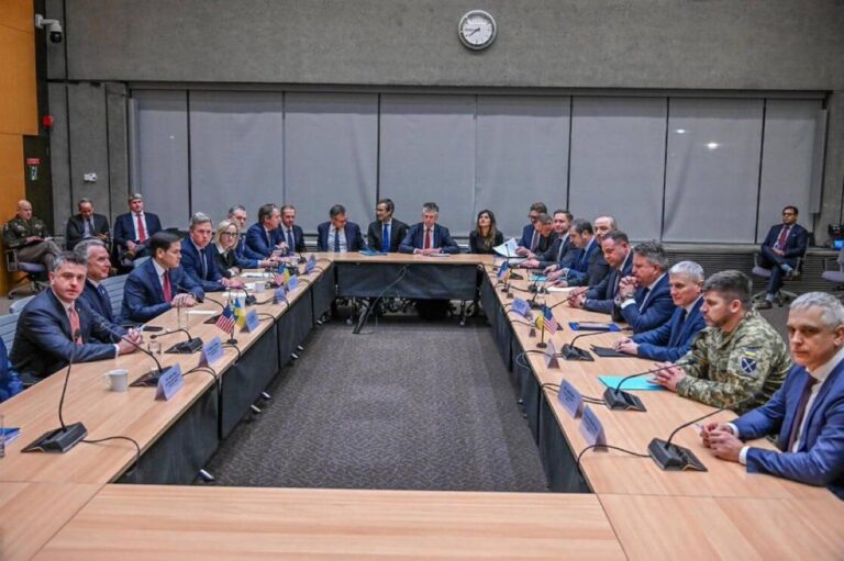 FT: Ucraina acceptă planul propus de SUA şi europeni pentru un armistiţiu, dar vrea garanții pe 50 de ani