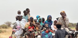 © UNICEF/Mohammed Jamal / O caravană de familii strămutate care fug din El Fasher, în nordul Darfurului, în căutarea siguranței.