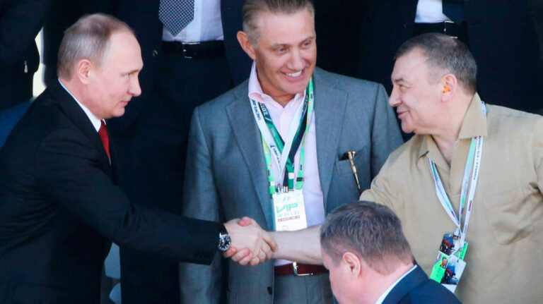 Rusia anilor ’90 revine. Prin naționalizarea „de război”, Putin taie felii din economia țării și le împarte la prieteni.  Rotenberg, Kovalciuk, Patrușev – marii beneficiari