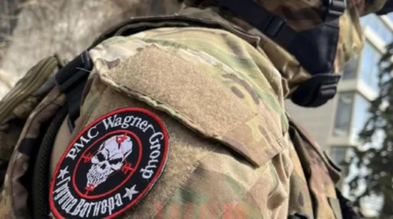 Estonia semnalează sarcastic un vapor aparţinând Pazei ruse de Coastă, navigând pe râul de frontieră Narva, sub pavilionul grupării paramilitare ruse Wagner