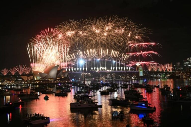 VIDEO | Lumea începe să-şi ia rămas bun de la 2025 cu focuri de artificii şi diverse tradiţii