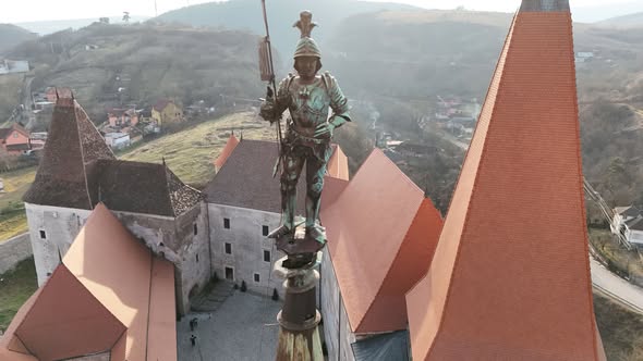 Casetă metalică cu documente, descoperită sub talpa Cavalerului de pe acoperişul Castelului Corvinilor