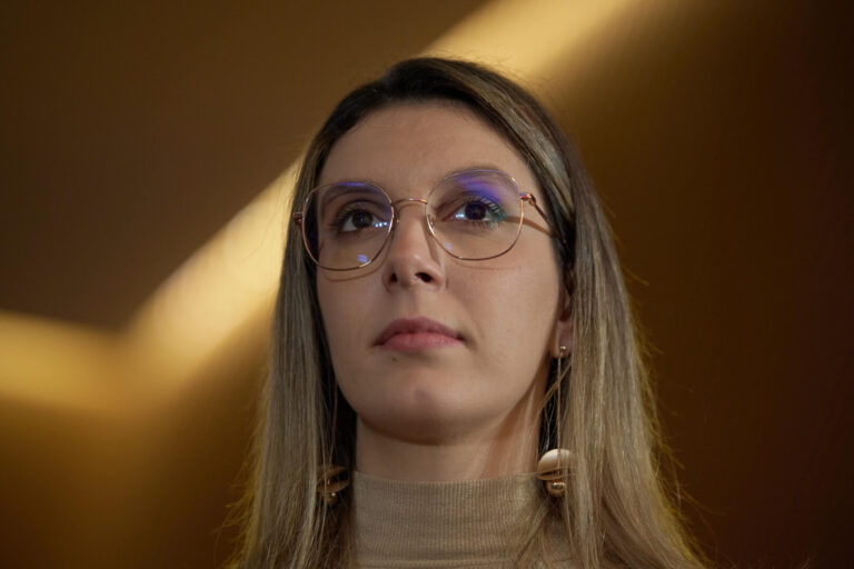 Diana Buzoianu (USR): Această criză politică, fabricată în laboratoarele de la Bucureşti şi de la Moscova, deja îi costă pe români