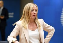 Giorgia Meloni aprobă normele ce reglementează Inteligența Artificială și ironizează imaginile în care apare dezbrăcată