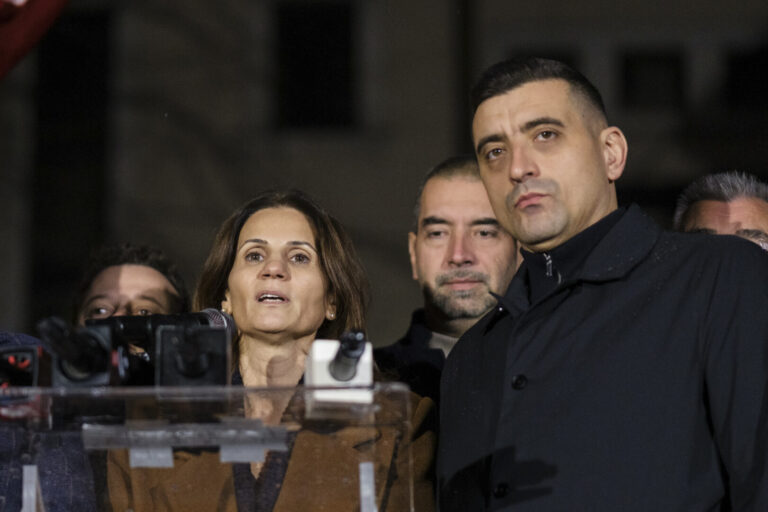 Dar cu “servim poporul” cum rămâne? Extremiștii români au aceeași atitudine în problema justiției ca în chestiunea rusă