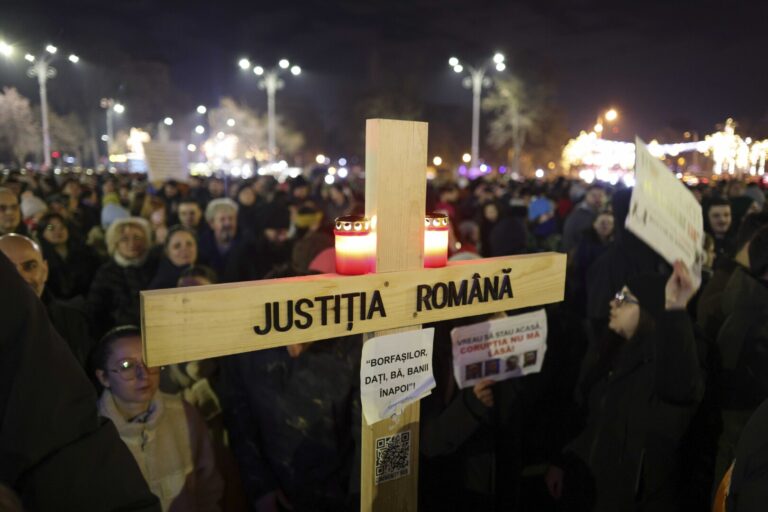Besieged journalists who exposed corruption in Romanian judiciary get public support from 1,000 colleagues