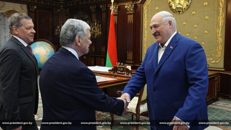 SUA ridică sancţiunile impuse Belarusului pentru îngrășăminte chimice. Minskul eliberează 123 de deţinuţi politici, printre care laureatul premiului Nobel pentru Pace Ales Bialiaţki