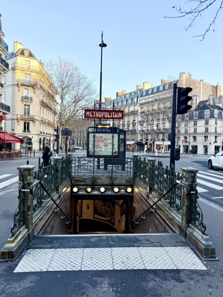 Un român înarmat cu un ciocan – arestat după ce a atacat pasagerii la metroul din Paris