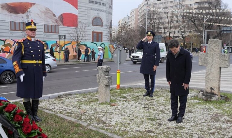 Preşedintele Nicuşor Dan a depus o coroană de flori la Monumentul Eroilor Revoluţiei din 1989, din Piaţa Universităţii