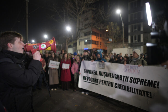 VIDEO | Protest la sediul CSM, după investigaţia Recorder / Se cere demisia Liei Savonea