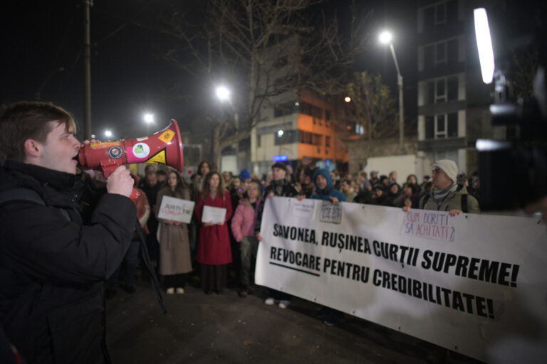 VIDEO | Protest la sediul CSM, după investigaţia Recorder / Se cere demisia Liei Savonea