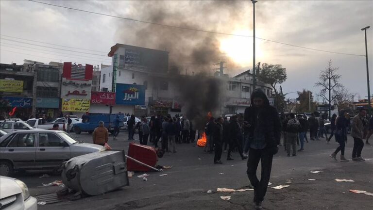 VIDEO | O înregistrare video cu o persoană înfruntând motocicliști ai poliției s-a viralizat pe fondul protestelor din Iran