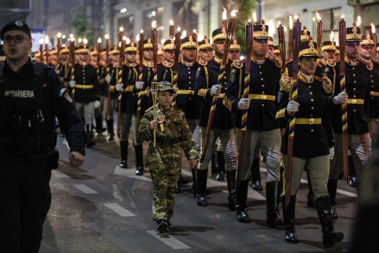 VIDEO | Retragere cu torţe a militarilor, la finalul ceremoniilor organizate de Ziua Naţională