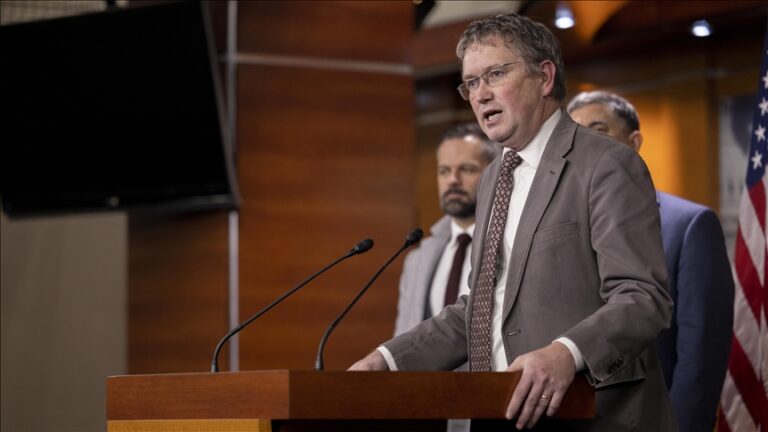 Congresmanul republican care îl înfruntă pe Trump