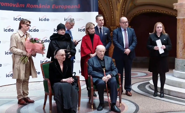 Actorul Victor Rebengiuc, laureatul Premiului România Europeană 2025. Distincția i-a fost înmânată de președintele Nicușor Dan