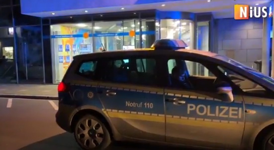 Trei persoane rănite în Germania, după ce o mașină a intrat într-o stație de autobuz