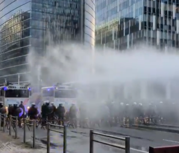 VIDEO | Mii de fermieri protestează cu tractoarele la Bruxelles împotriva acordului UE-Mercosur / Poliţia foloseşte tunuri cu apă şi gaze lacrimogene