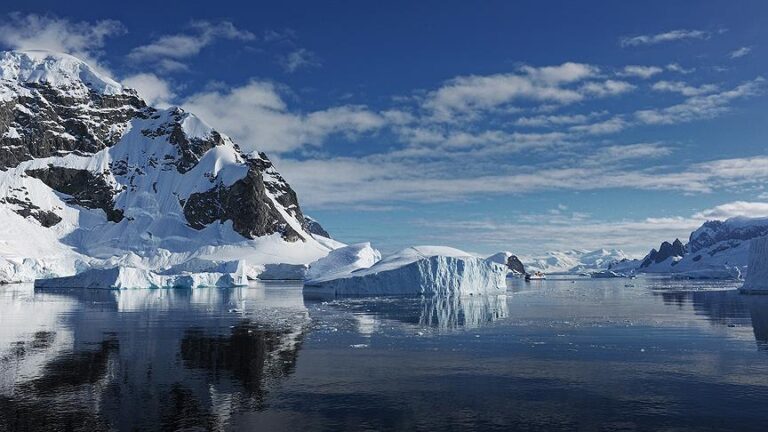 O nouă hartă dezvăluie peisajul care se ascunde sub calota glaciară din Antarctica – studiu