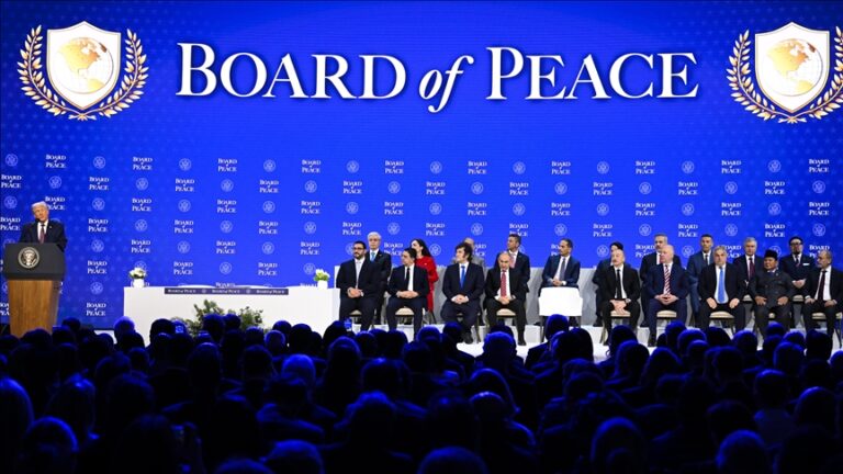 Donald Trump a prezentat la Davos logo-ul Consiliului Păcii, asemănător cu cel al ONU