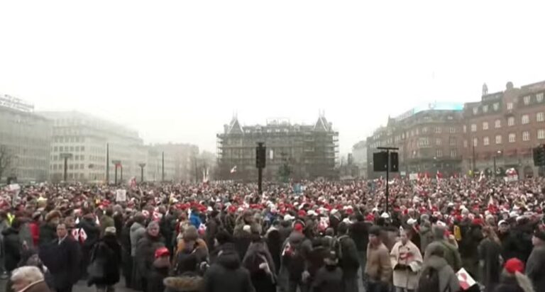 VIDEO | Mii de oameni manifestează la Copenhaga împotriva ambiţiilor lui Trump în Groenlanda. ”Make America Go Away”, ”USA already has too much ice”