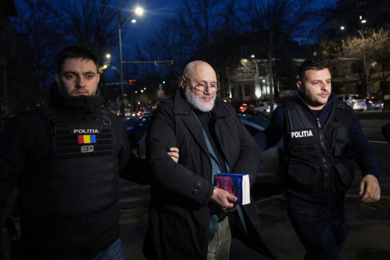 Psihoterapeutul Cristian Andrei, adus cu cătușe la audieri
