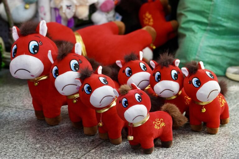 „Căluţul plângăcios”, jucăria momentului, a cucerit inimile chinezilor care aşteaptă Anul Calului de foc