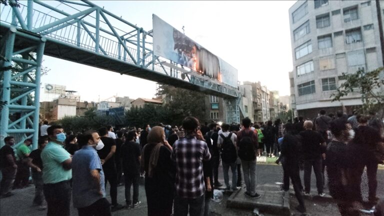 Iran: Fiul fostului șah le cere manifestanților să se pregătească pentru preluarea centrelor orașelor
