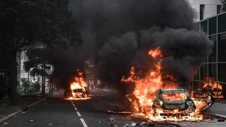 Peste 1.000 de vehicule incendiate și peste 500 de persoane reținute în Franța în noaptea de Revelion