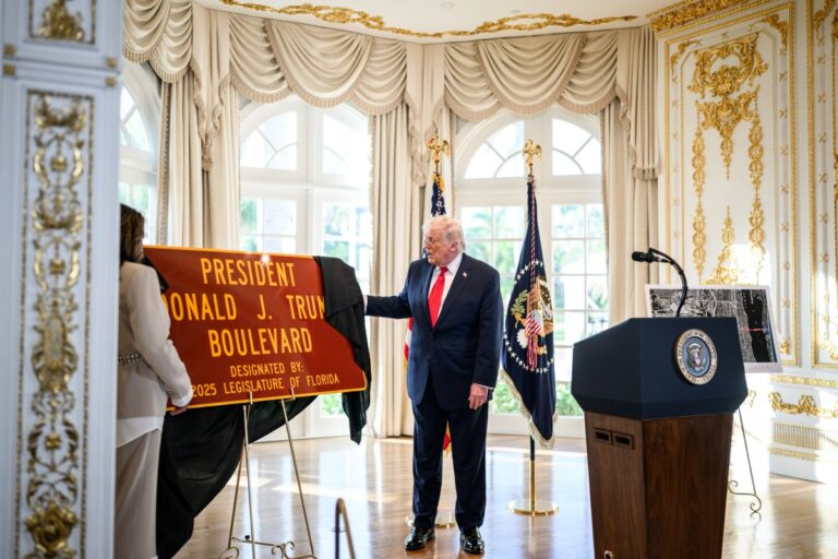Horror, dar adevărat. Donald Trump a fost încercuit