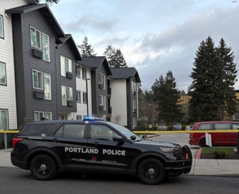 SUA: Două persoane care au încercat să dea cu mașina peste polițiști au fost rănite în Portland de agenți federali