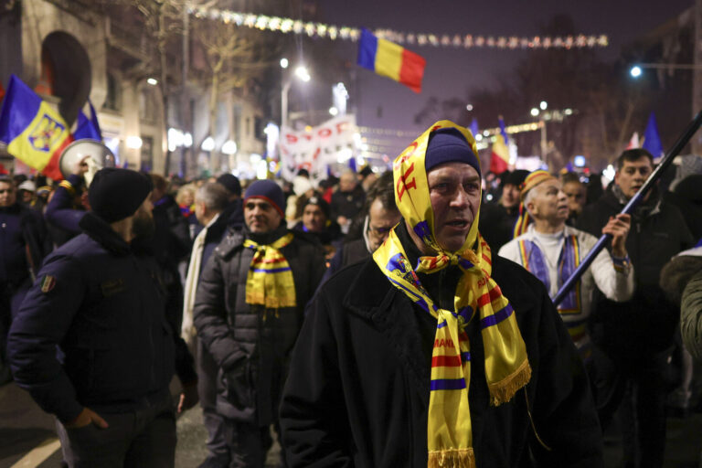 Protest faţă de Guvern, organizat de AUR/ Participanţii, care au pornit în marş spre Piaţa Victoriei, scandează ”Călin Georgescu preşedinte!”