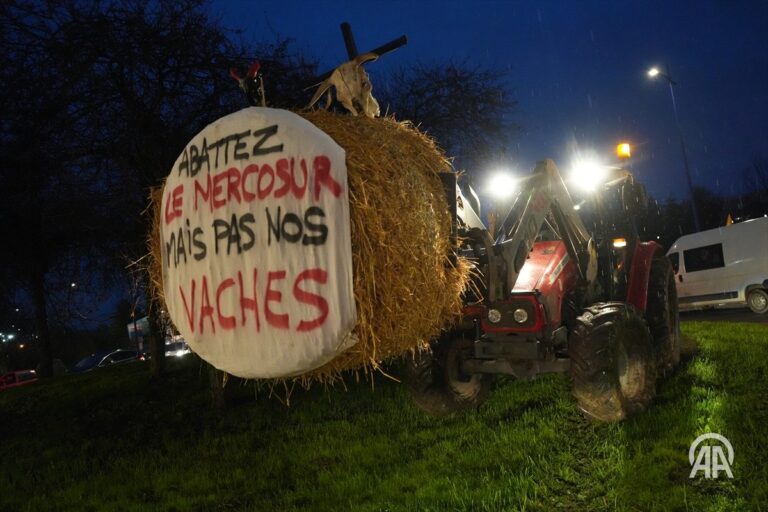 Agricultorii belgieni protestează cu cartofi prăjiți în fața Parlamentului European, împotriva acordului cu Mercosur