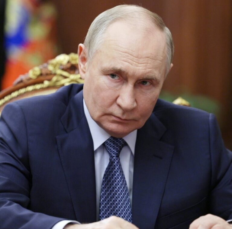 Putin se oferă să furnizeze hidrocarburi ţărilor europene, după ce secretarul american al Trezoreriei Scott Bessen a sugerat o ridicare a sancţiunilor impuse petrolului rusesc