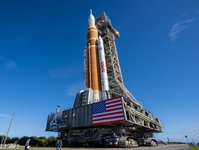 VIDEO | Pregătiri pentru misiunea istorică Artemis II. Racheta gigantică SLS va transporta astronauți în jurul Lunii, în cel mai îndepărtat loc în care s-au aventurat vreodată oamenii în spațiu