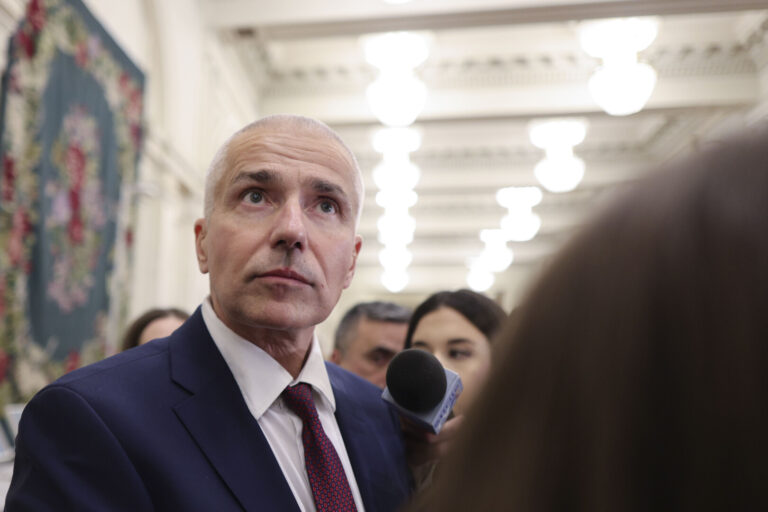 Romanian justice minister facing plagiarism accusations denies wrongdoing, threatens lawsuit