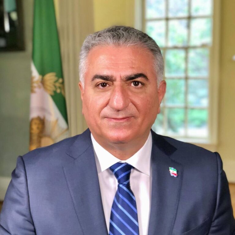 Reza Pahlavi, fiul fostului șah al Iranului, stropit cu suc de roșii la Berlin