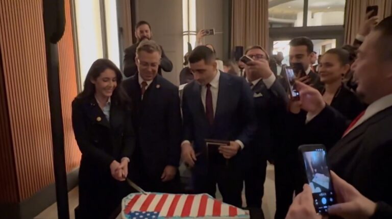 Lacheul suveranist. Simion riscă să se ardă la focul UE