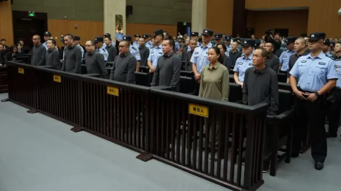 Unsprezece membri ai unui clan mafiot, executați în China pentru escrocherii