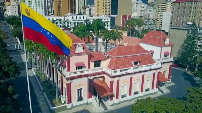 VIDEO | Focuri de armă lângă palatul prezidenţial din Venezuela
