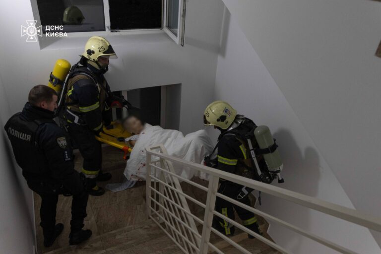 „Este un frig de care nu ai unde să te ascunzi”. Ce simt ucrainenii și cum supraviețuiesc fără lumină și căldură în apartamentele congelate