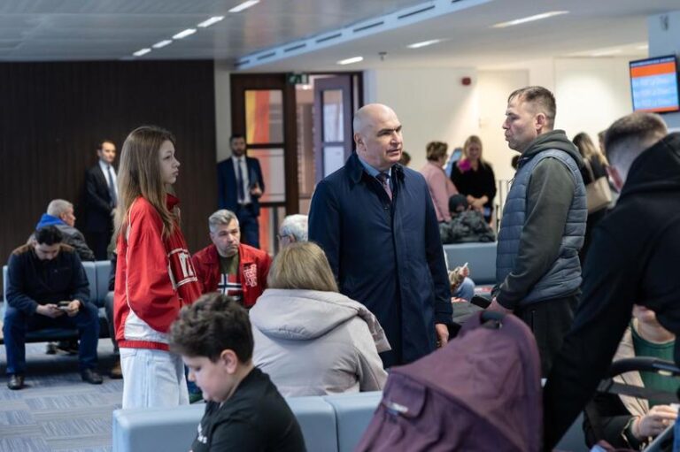 Premierul Bolojan, în vizită neanunțată la Consulatul României din Bruxelles