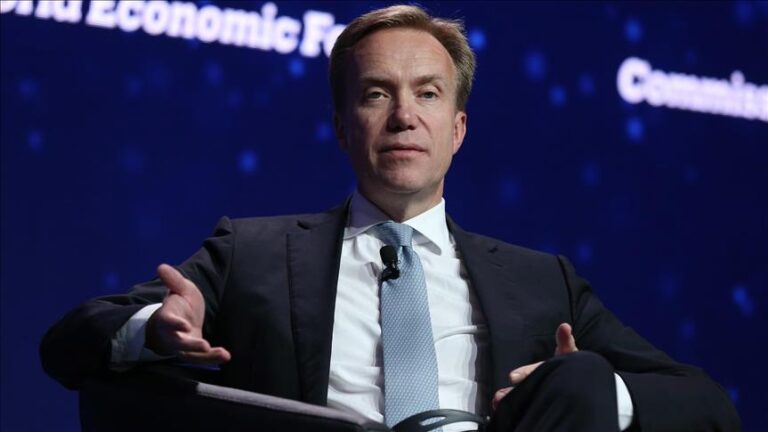 Preşedintele Forumului Economic Mondial demisionează după o anchetă privind legăturile sale cu Epstein