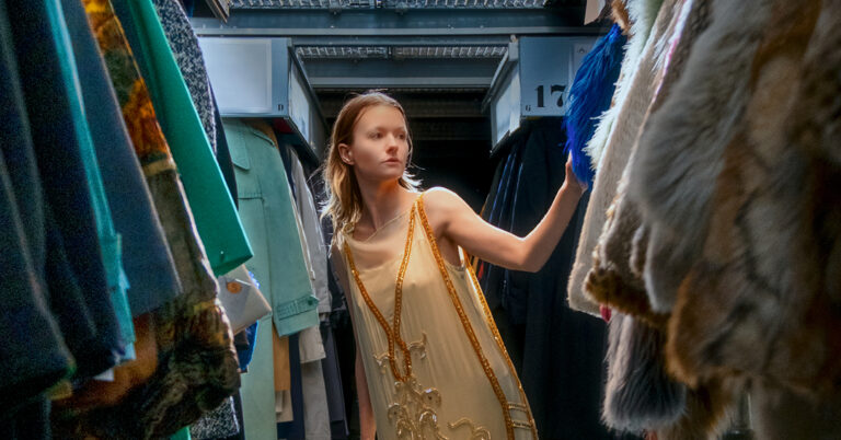 Mii de costume valoroase, inclusiv creații realizate de Miruna Boruzescu, scoase la vânzare de Opera din Geneva