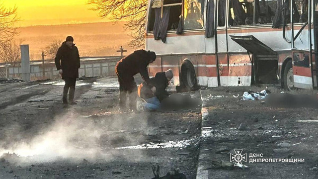 Ucraina: O dronă rusească a lovit un autobuz în regiunea Dnipropetrovsk. Cel puţin 12 morţi şi şase răniţi