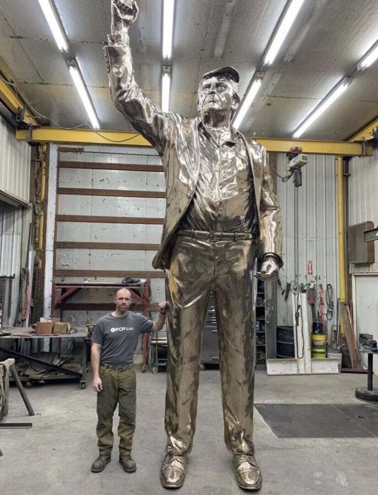 „Don Colossus”, o statuie aurită a lui Trump blocată de un conflict financiar