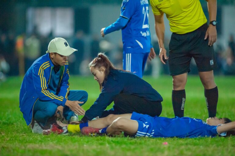 FIFA vrea ca jucătorii accidentaţi să rămână pe marginea terenului timp de un minut