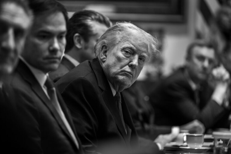 Tranzacții supecte de peste jumătate de miliard de dolari pe piața petrolului cu 15 minute înainte ca Trump să doboare prețul barilului / „Cineva tocmai s-a îmbogăţit considerabil”