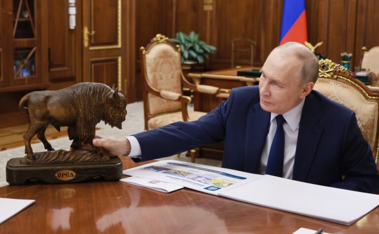 Putin, prins în menghina pe care a creat-o singur: Nu poate câștiga războiul, dar se teme de pace