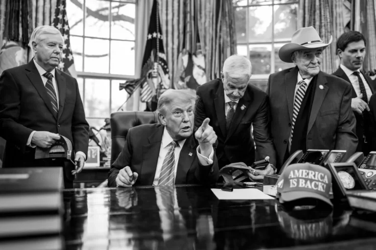 De ce s-a dat Trump singur în judecată